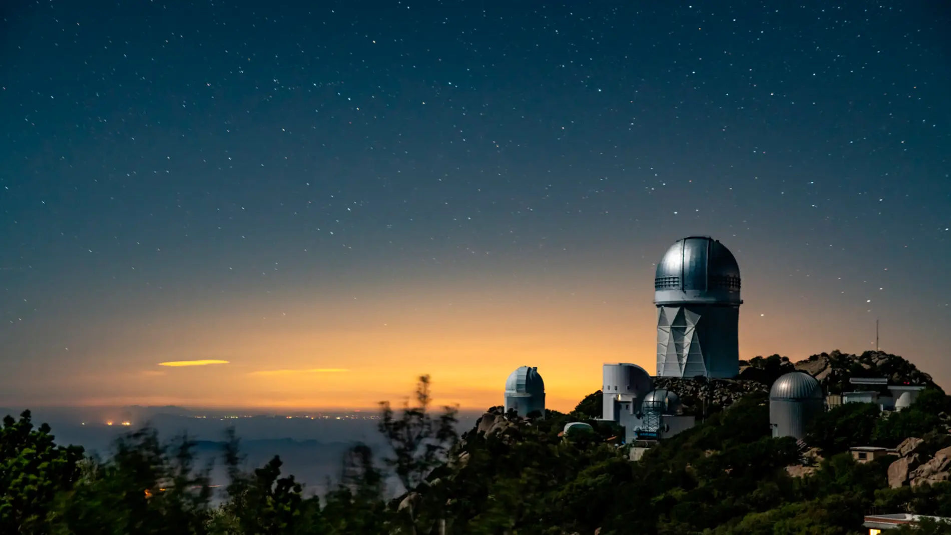 El Instrumento Espectroscópico de Energía Oscura (DESI) está situado sobre el telescopio Mayall del Observatorio Nacional de Kitt Peak