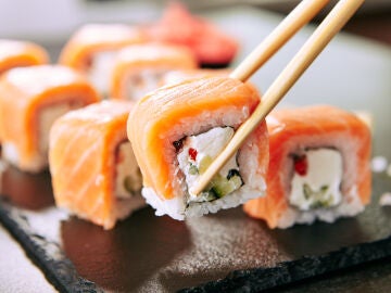 Foto de archivo de varias piezas de sushi