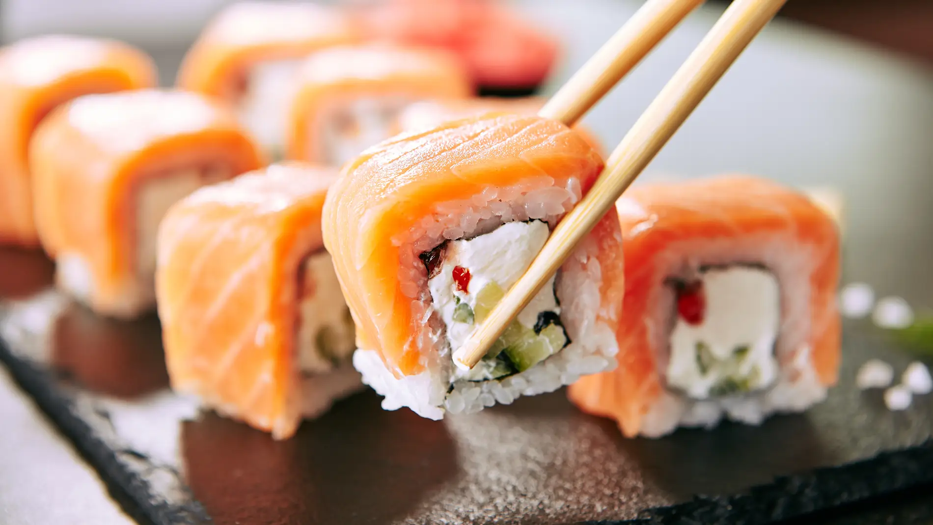Foto de archivo de varias piezas de sushi