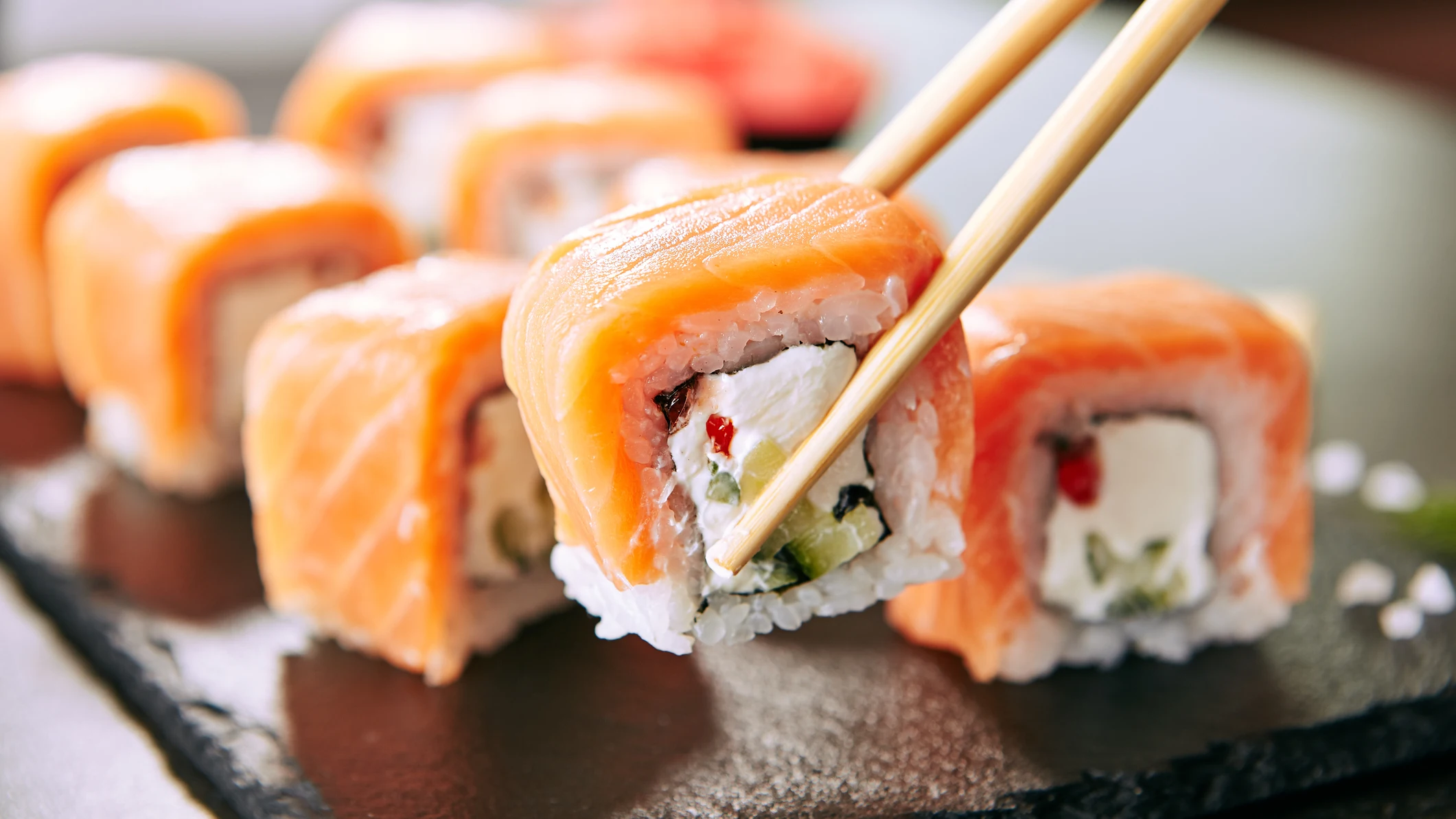 Foto de archivo de varias piezas de sushi Foto de archivo de varias piezas de sushi