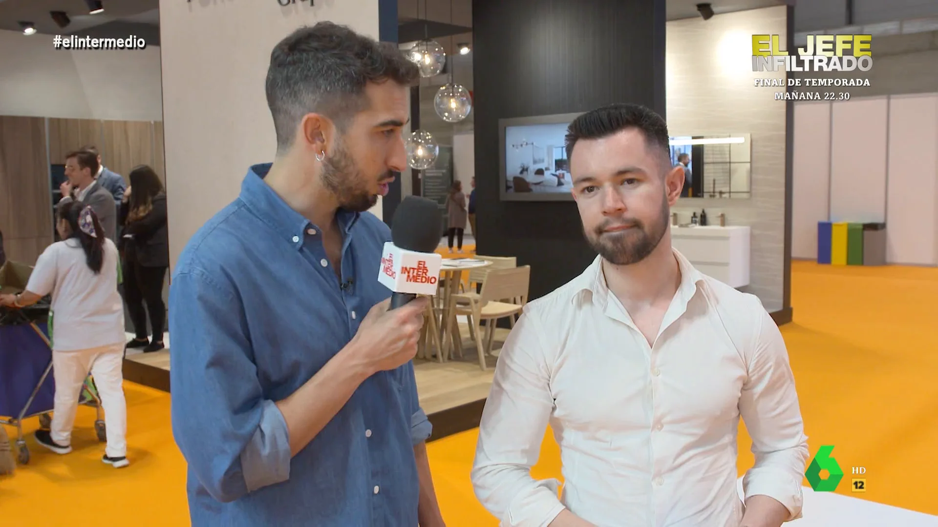 "¿Alguna vez has vendido algún piso que sea un tremendo truñapio?", pregunta Isma Juárez en el Salón Internacional Inmobiliario de Madrid a un vendedor inmobiliario, que en este vídeo le responde tajante: "Alguno que otro".
