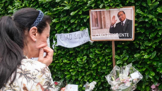 Una ciudadana italiana observa los homenajes a Berlusconi Una ciudadana italiana observa los homenajes a Berlusconi