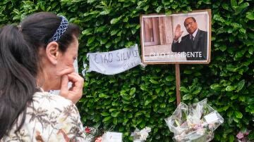 Una ciudadana italiana observa los homenajes a Berlusconi