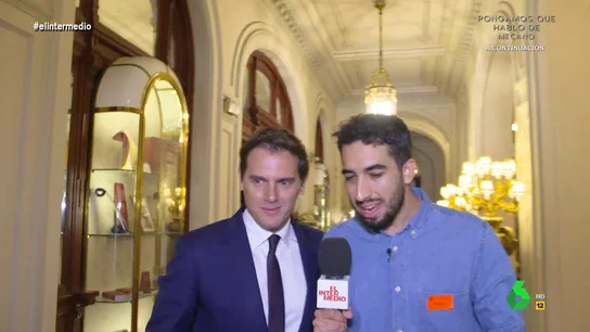 Isma Juárez pregunta a Albert Rivera si volverá a la política Isma Juárez ha coincidido con Albert Rivera en el Nueva Economía Fórum. En este vídeo, el reportero de El Intermedio le pregunta qué está haciendo ahora, cómo ve el futuro de Ciudadanos y si se plantea en algún momento un regreso a la política.