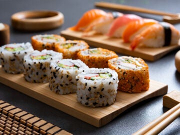 Plato de sushi variado encima de la mesa