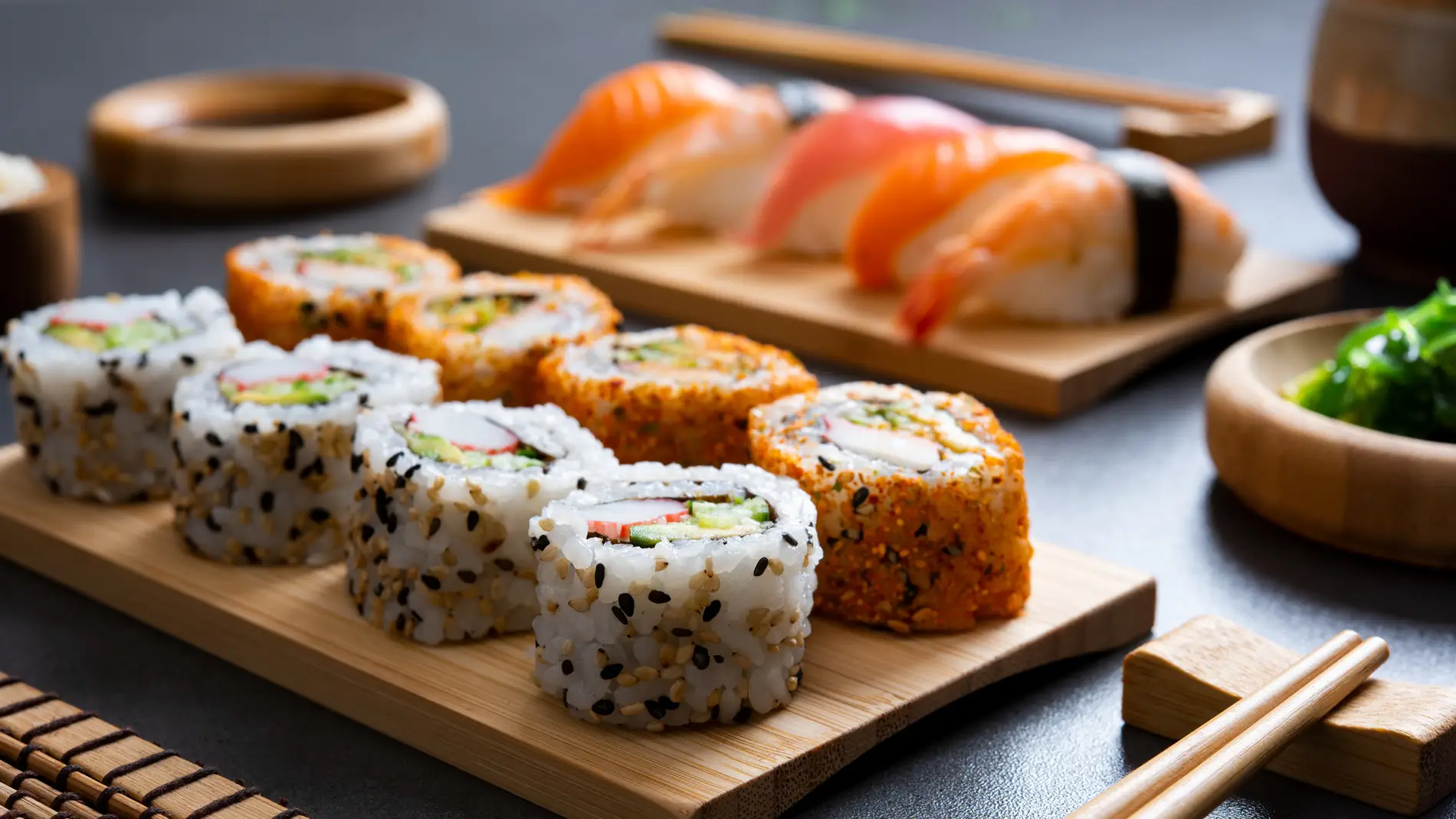 Plato de sushi variado encima de la mesa