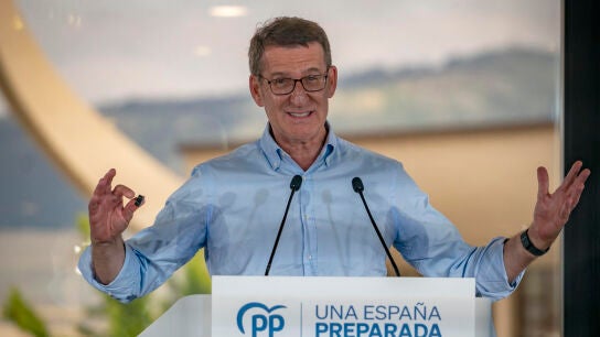 Alberto N&uacute;&ntilde;ez Feij&oacute;o, sonriente durante una intervenci&oacute;n