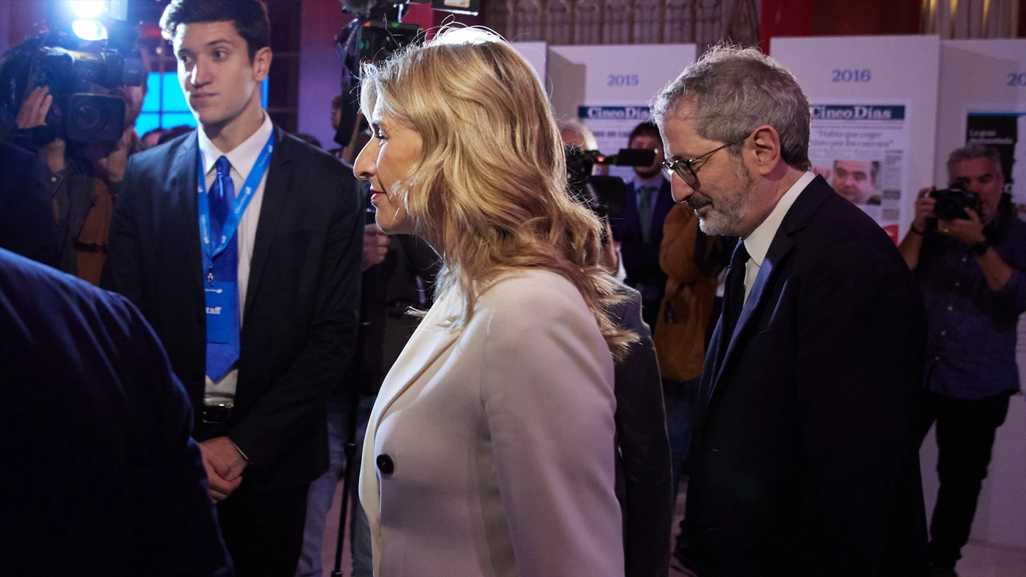 Yolanda Díaz, junto a Carlos Martín Urriza en la tercera jornada de la celebración del 45º aniversario de Cinco Días Yolanda Díaz, junto a Carlos Martín Urriza en la tercera jornada de la celebración del 45º aniversario de Cinco Días