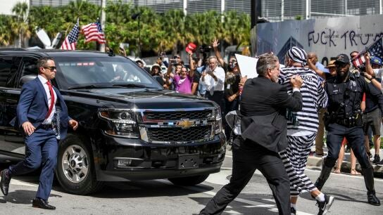 El momento en el que el hombre cruza el camino de la caravana de autom&oacute;viles en la que sali&oacute; este martes Trump