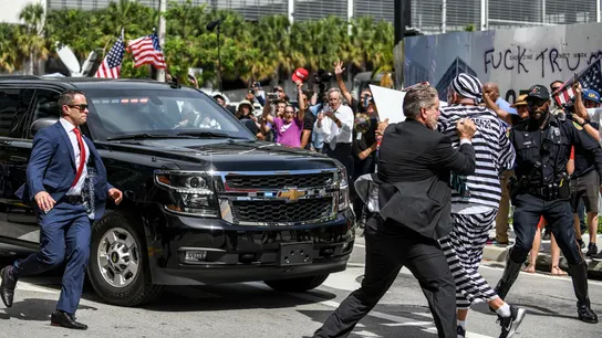 El momento en el que el hombre cruza el camino de la caravana de automóviles en la que salió este martes Trump El momento en el que el hombre cruza el camino de la caravana de automóviles en la que salió este martes Trump