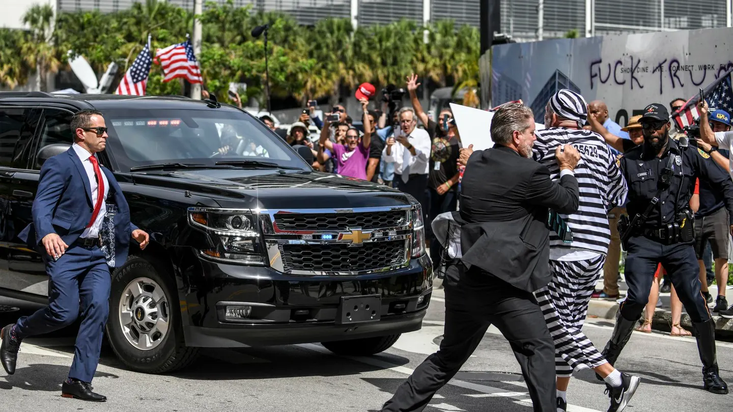El momento en el que el hombre cruza el camino de la caravana de automóviles en la que salió este martes Trump El momento en el que el hombre cruza el camino de la caravana de automóviles en la que salió este martes Trump