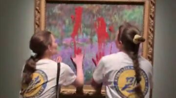 Dos activistas manchan de pintura roja un cuadro de Monet para protestar por la crisis climática en Suecia