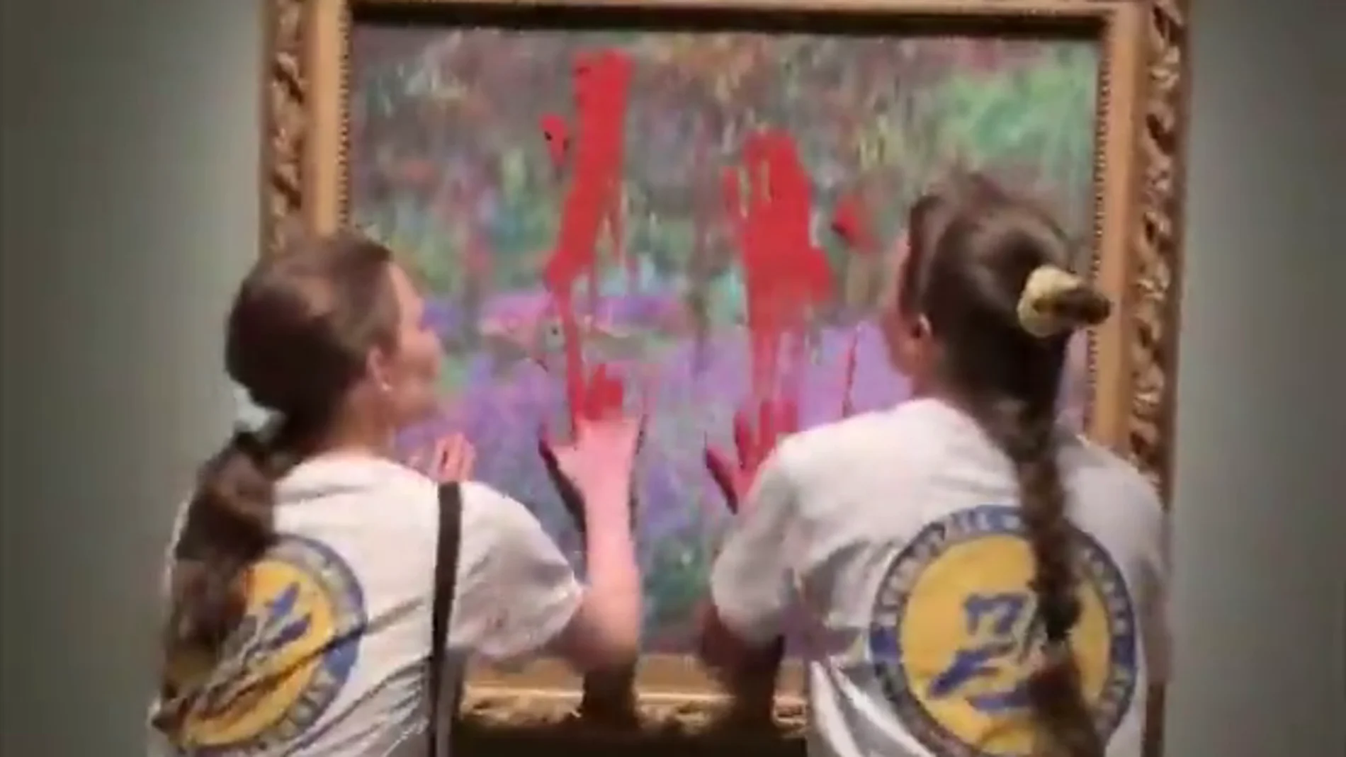 Dos activistas manchan de pintura roja un cuadro de Monet para protestar por la crisis climática en Suecia