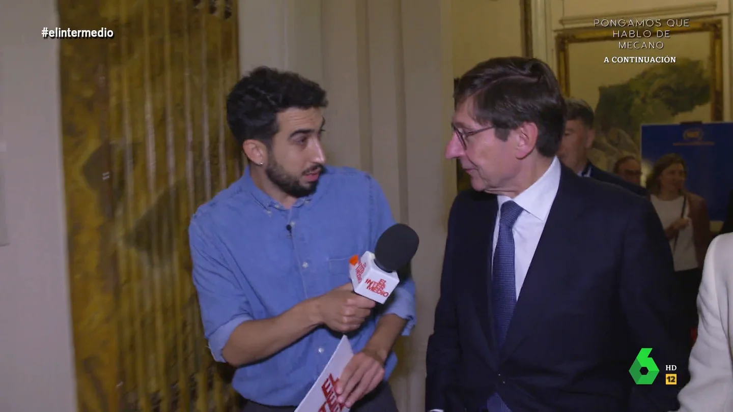 Isma Juárez, al presidente de CaixaBank: Me fui de su banco porque me cobraron 70 céntimos por un PDF "Tendrían que mirar eso", le comenta Isma Juárez a Juan Ignacio Goirigolzarri, presidente de CaixaBank, en el desayuno informativo de Nueva Economía. La reacción del directivo al comentario del reportero de El Intermedio, en este vídeo.