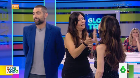 Dani Mateo pide a Glorita Trevi que firme a su fan en el cuerpo Dani Mateo pide a Glorita Trevi que firme a su fan en el cuerpo