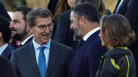 El líder popular, Alberto Nuñez Feijóo, conversa con el responsable de Vox, Santiago Abascal. El líder popular, Alberto Nuñez Feijóo, conversa con el responsable de Vox, Santiago Abascal.