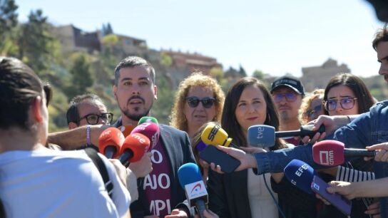 La secretaria general de Podemos y Ministra de Derechos Sociales y Agenda 2030, Ione Belarra, y el candidato a la Presidencia de la Junta de Castilla-La Mancha por Unidas Podemos, Jos&eacute; Luis Garc&iacute;a Gasc&oacute;n, en Toledo