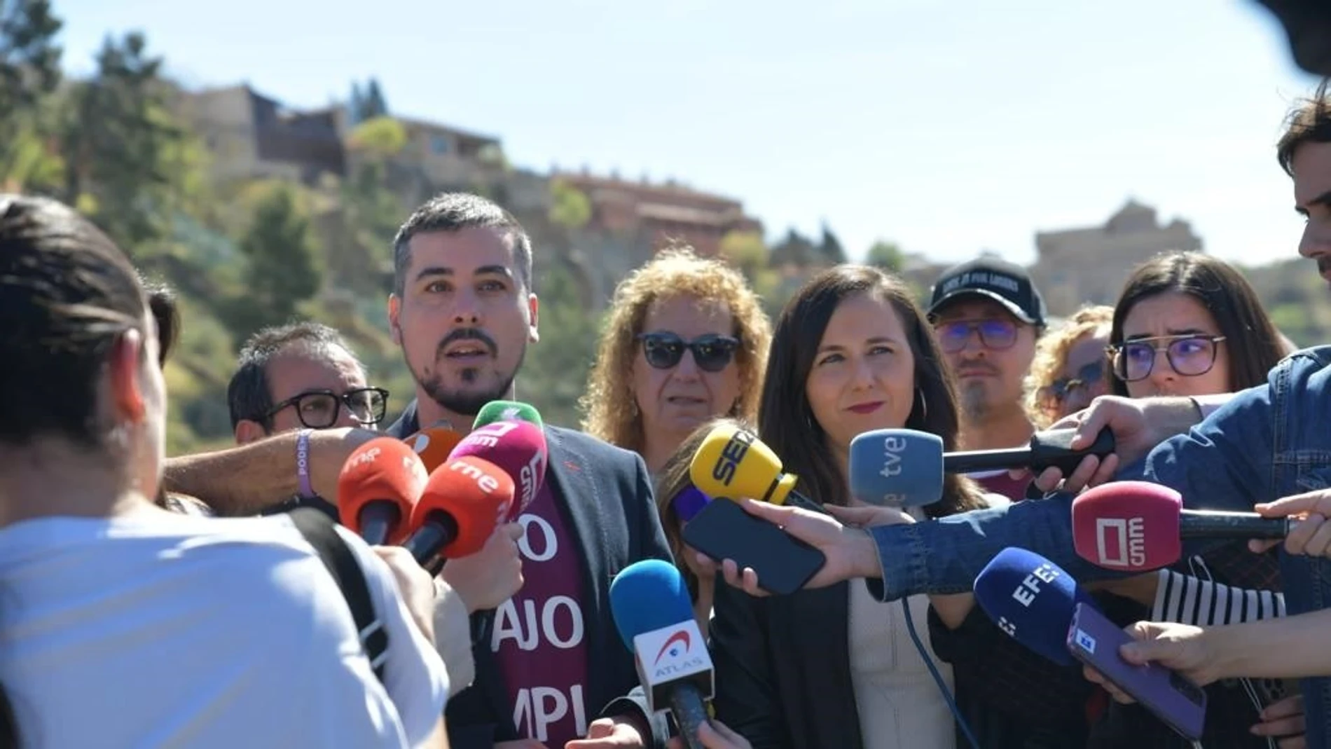 La secretaria general de Podemos y Ministra de Derechos Sociales y Agenda 2030, Ione Belarra, y el candidato a la Presidencia de la Junta de Castilla-La Mancha por Unidas Podemos, José Luis García Gascón, en Toledo.