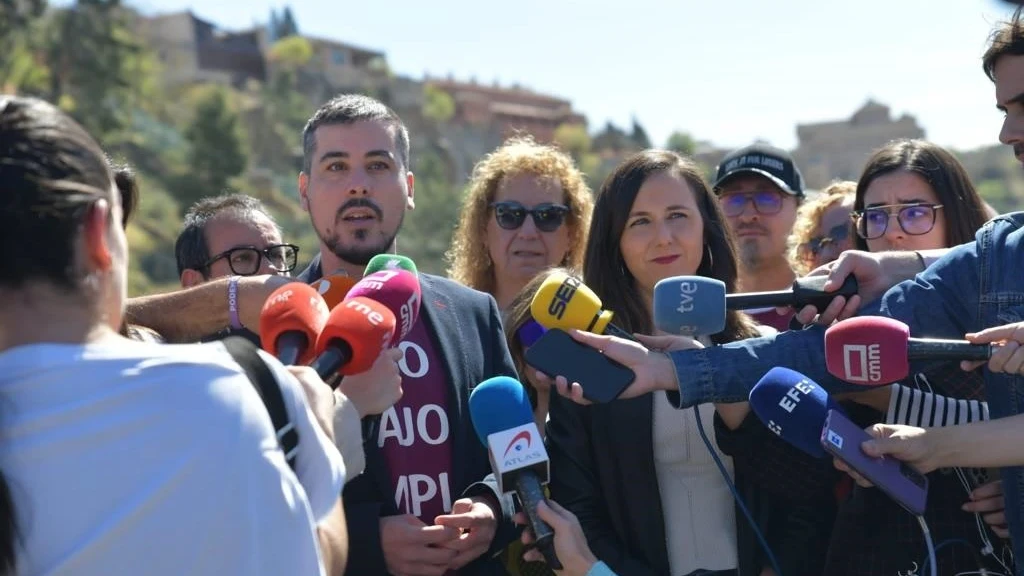 La secretaria general de Podemos y Ministra de Derechos Sociales y Agenda 2030, Ione Belarra, y el candidato a la Presidencia de la Junta de Castilla-La Mancha por Unidas Podemos, José Luis García Gascón, en Toledo