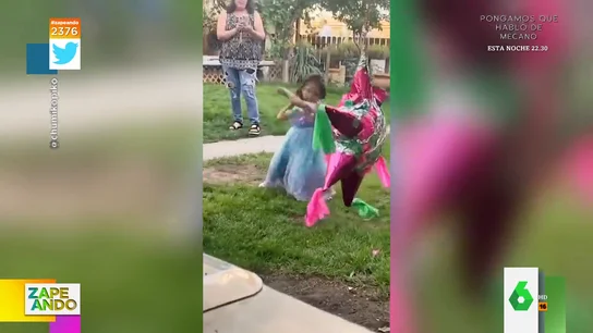 El viral de una niña que se ensaña con su piñata de cumpleaños El viral de una niña que se ensaña con su piñata de cumpleaños