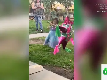 El viral de una niña que se ensaña con su piñata de cumpleaños
