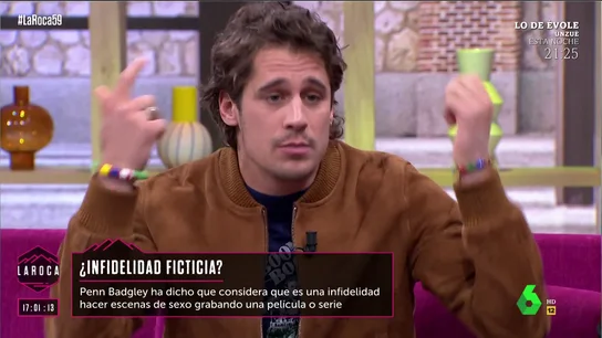 Martiño Rivas: En El Internado me incomodaba hacer una escena sin camiseta, tras Nacho pregunto si me la puedo quitar "Los ayudantes de dirección ponen las escenas de sexo a primera hora de la mañana, cuando estás dormido y lo último que te apetece es ponerte a fingir el coito", confiesa Martiño Rivas en este vídeo de La Roca sobre el rodaje de 'Nacho'.