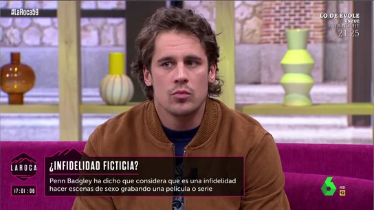La respuesta de Martiño Rivas sobre si ha tenido problemas con alguna pareja por rodar escenas de sexo Martiño Rivas explicaba en este vídeo de 'La Roca' cómo afronta el rodaje de las escenas de sexo y cómo ha cambiado desde la "incomodidad" de aparecer sin camiseta en El Internado: "Ahora lo primero que hago es preguntar si me la puedo quitar".