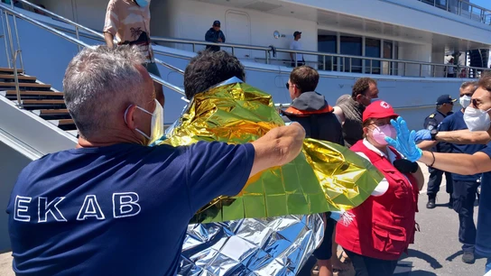 Uno de los migrantes rescatados frente a las costas de Grecia tras hundirse una embarcación Uno de los migrantes rescatados frente a las costas de Grecia tras hundirse una embarcación