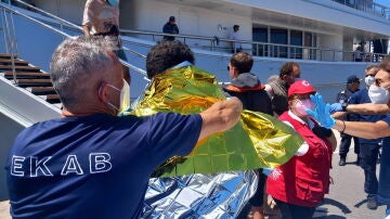 Uno de los migrantes rescatados frente a las costas de Grecia tras hundirse una embarcación