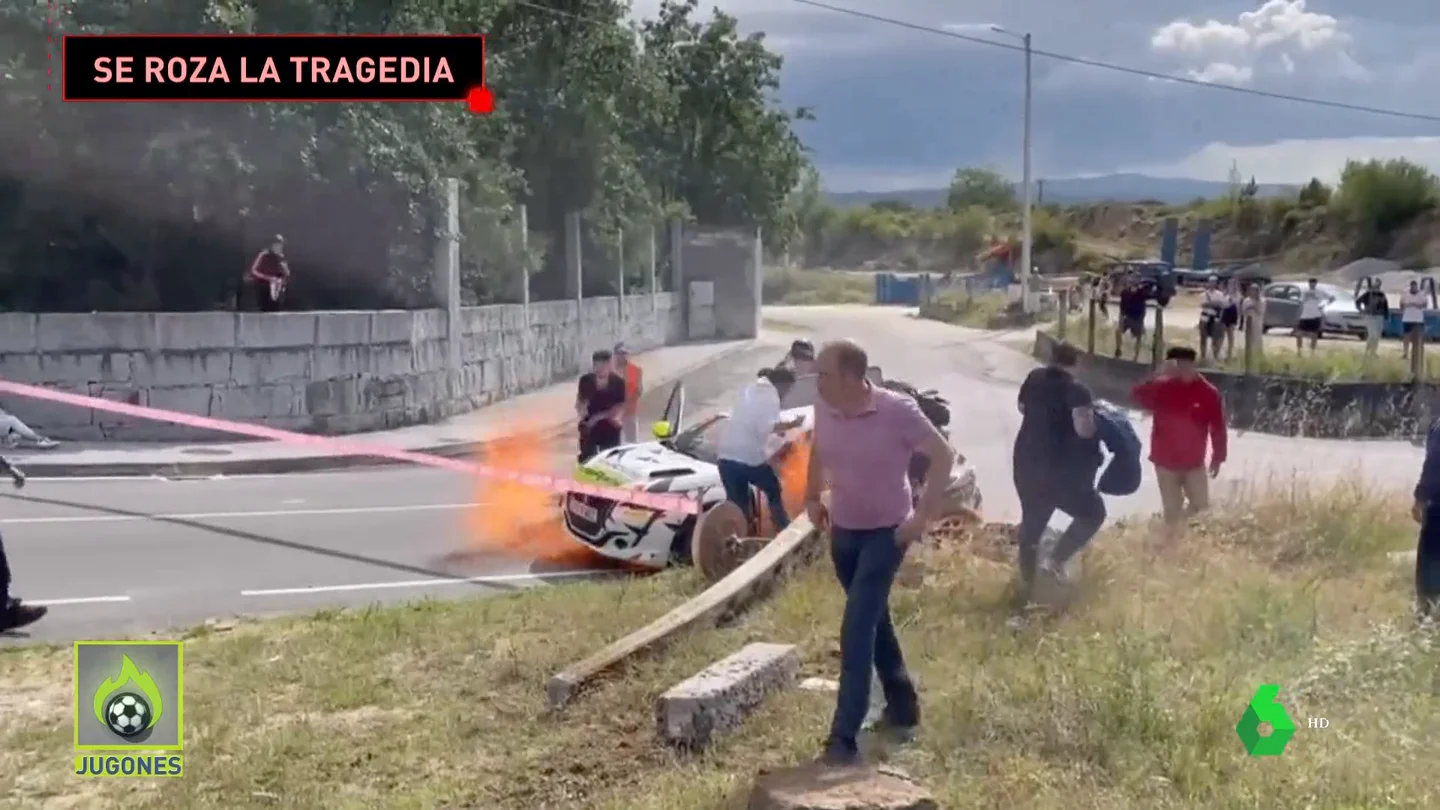 Pánico en el Rally de Ourense, un coche se estrella y segundos después... ¡se incendia! Pánico en el Rally de Ourense, un coche se estrella y segundos después... ¡se incendia!