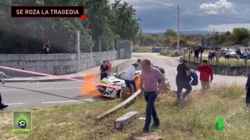 Pánico en el Rally de Ourense, un coche se estrella y segundos después... ¡se incendia!