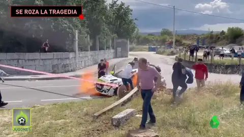 Pánico en el Rally de Ourense, un coche se estrella y segundos después... ¡se incendia!
