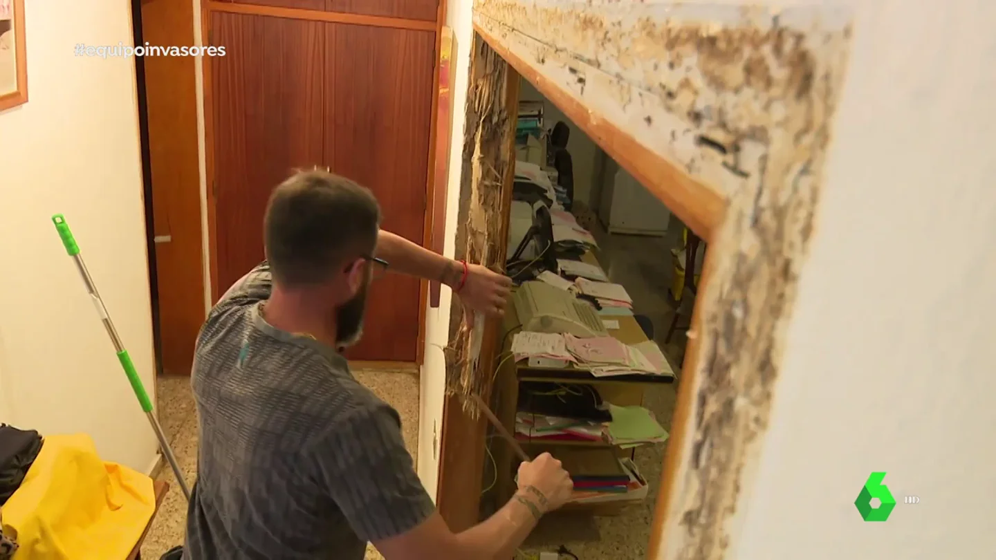 "Solo me quedan cuatro muebles": la pesadilla de un vecino de Tenerife invadido por las termitas "Solo me quedan cuatro muebles": la pesadilla de un vecino de Tenerife invadido por las termitas