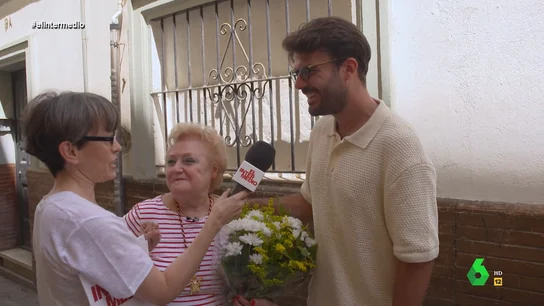 Thais Villas es testigo del cariño de los sevillanos por La Chari "Es un alma que tenemos que conservar porque está en peligro de extinción", comenta a Thais Villas un vecino de La Alfalfa sobre 'La Chari', la dueña del bar 'Kiko de la Chari' que ha sido distinguida con la medalla de la ciudad de Sevilla.