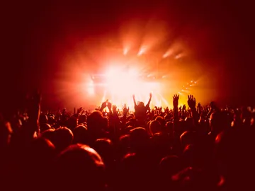 Una sala de conciertos llena de gente Una sala de conciertos llena de gente
