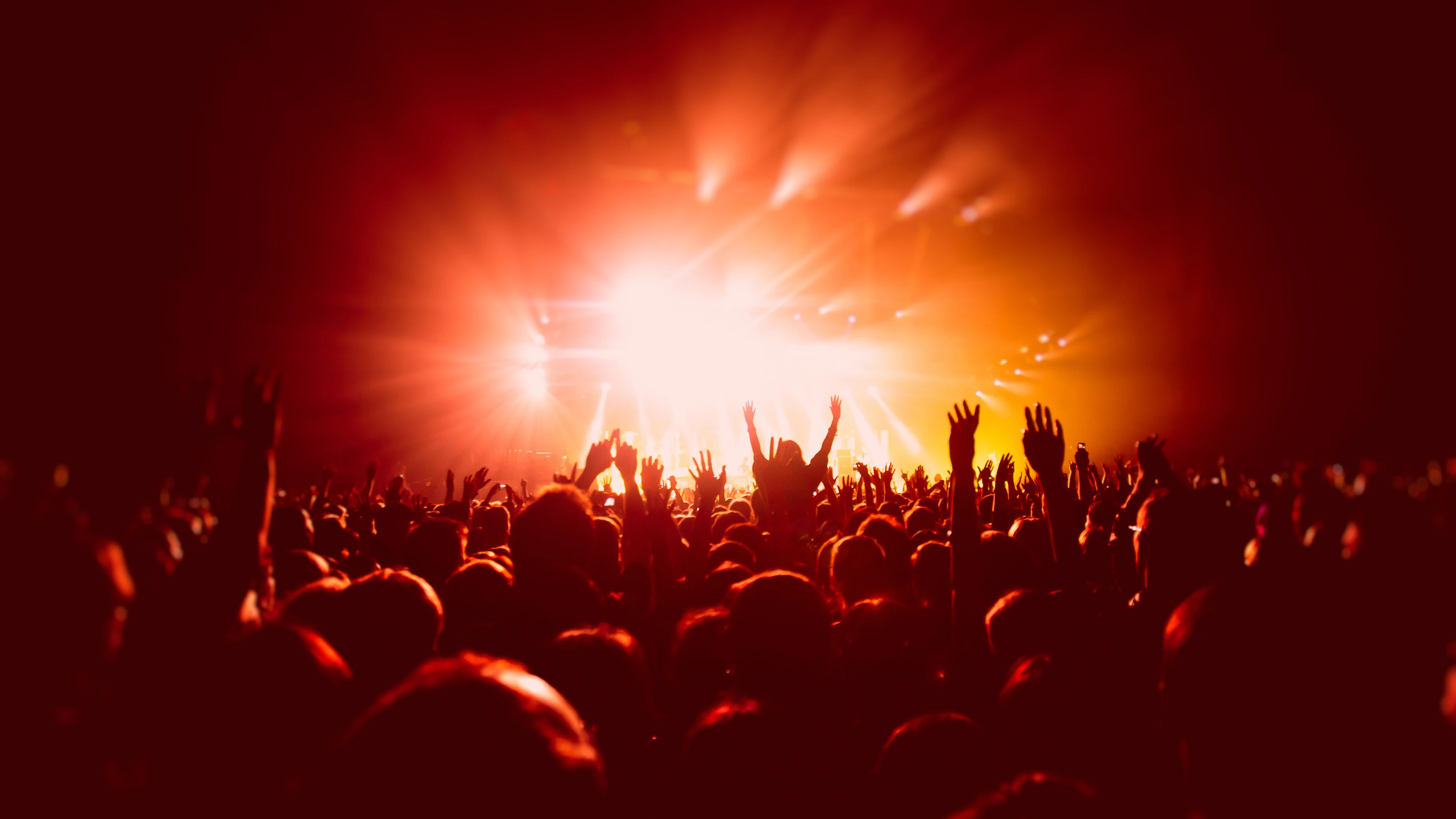 Una sala de conciertos llena de gente