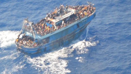 Embarcación en la que viajaban los migrantes Embarcación en la que viajaban los migrantes
