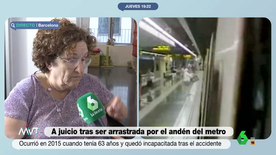 Nuria recuerda cómo fue arrastrada por el andén del metro de Barcelona Nuria Carrera sufrió en 2015 un accidente en el metro de Barcelona cuando su mano quedó atrapada por las puertas del vagón de un tren y fue arrastrada por el andén. "Necesito una persona cada día para que me ayude en casa", comenta en este vídeo.