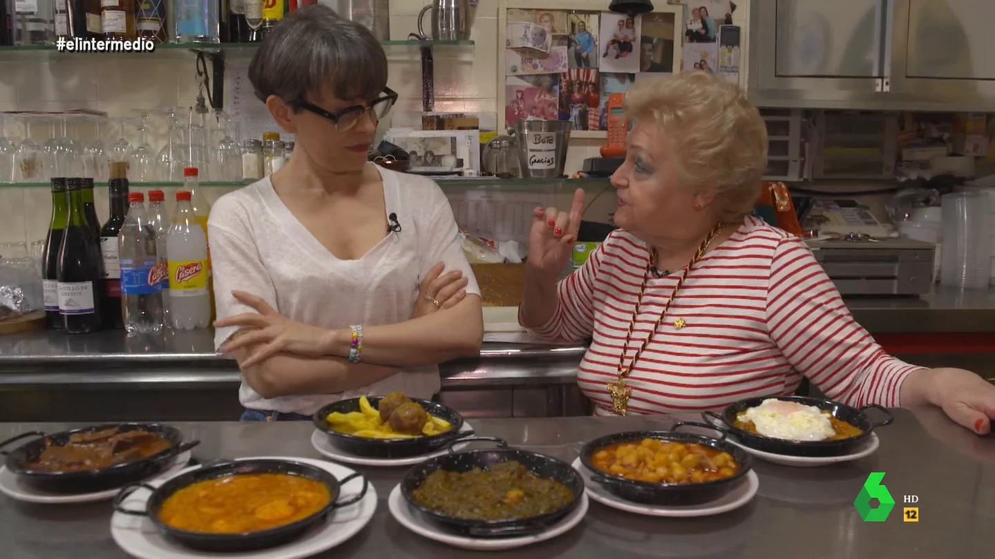 Thais Villas prueba los platos de La Chari, reconocida con la medalla de la ciudad de Sevilla En este vídeo, Thais Villas comparte una jornada de trabajo con María Jesús Pérez Bancalero, más conocida como 'La Chari', propietaria de una mítica casa de comidas que acaba de ser distinguida con la medalla de la ciudad de Sevilla.