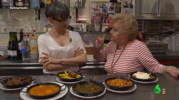 Thais Villas prueba los platos de La Chari, reconocida con la medalla de la ciudad de Sevilla