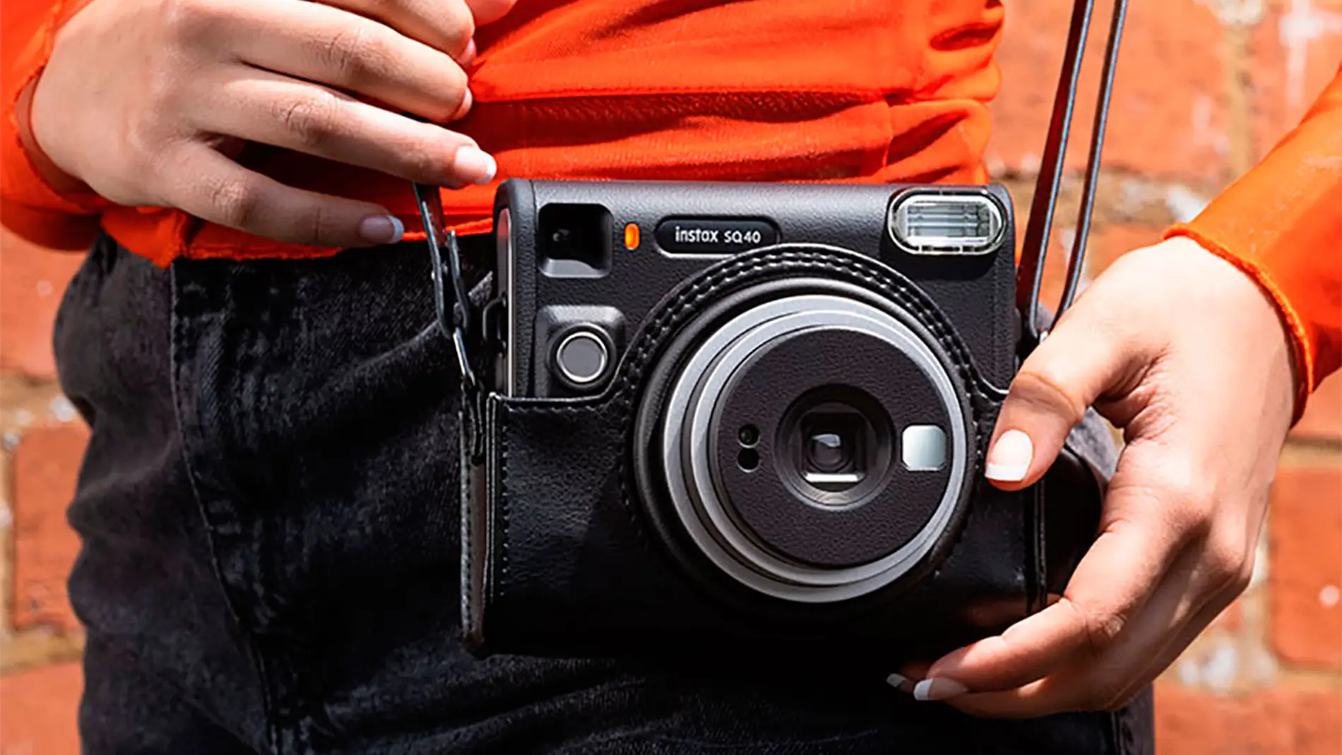 Fuji lanza una nueva cámara instantánea con aire retro y fotos más grandes