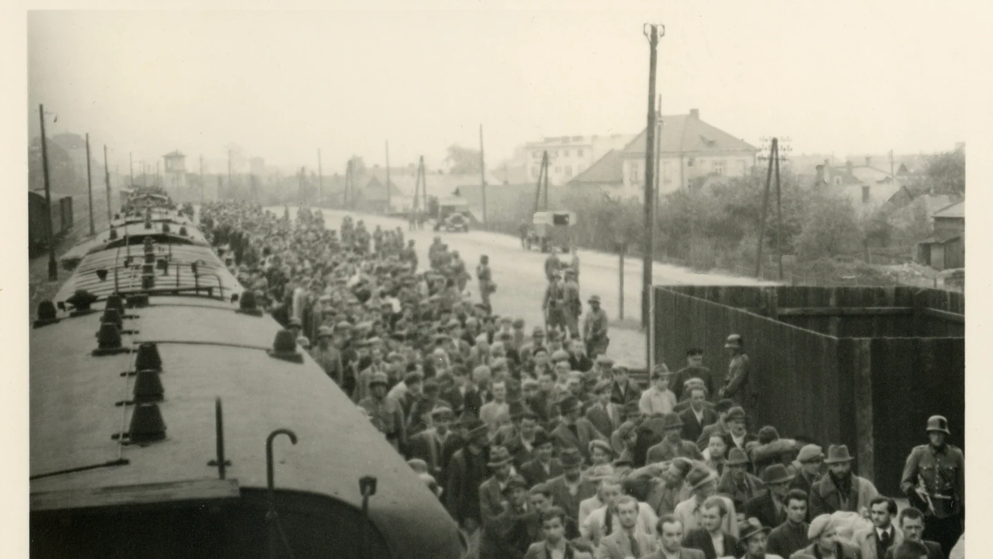 728 prisioneros políticos polacos fueron deportados a Auschwitz el 14 de junio de 1940. 728 prisioneros políticos polacos fueron deportados a Auschwitz el 14 de junio de 1940.