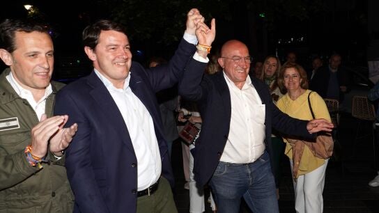 El presidente de la Diputaci&oacute;n de Valladolid, Conrado &Iacute;scar; el presidente de la Junta de Castilla y Le&oacute;n, Alfonso Fern&aacute;ndez Ma&ntilde;ueco y el candidato del PP a la Alcald&iacute;a de Valladolid, Jes&uacute;s Julio Carnero.