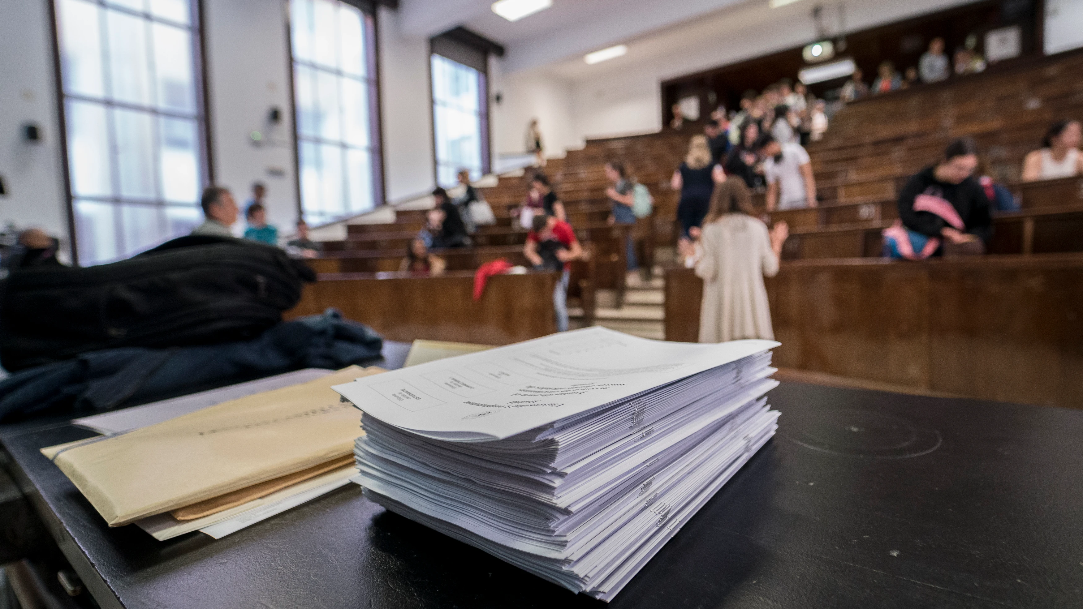 Aula repleta de alumnos tras realizar los exámenes de la EvAU