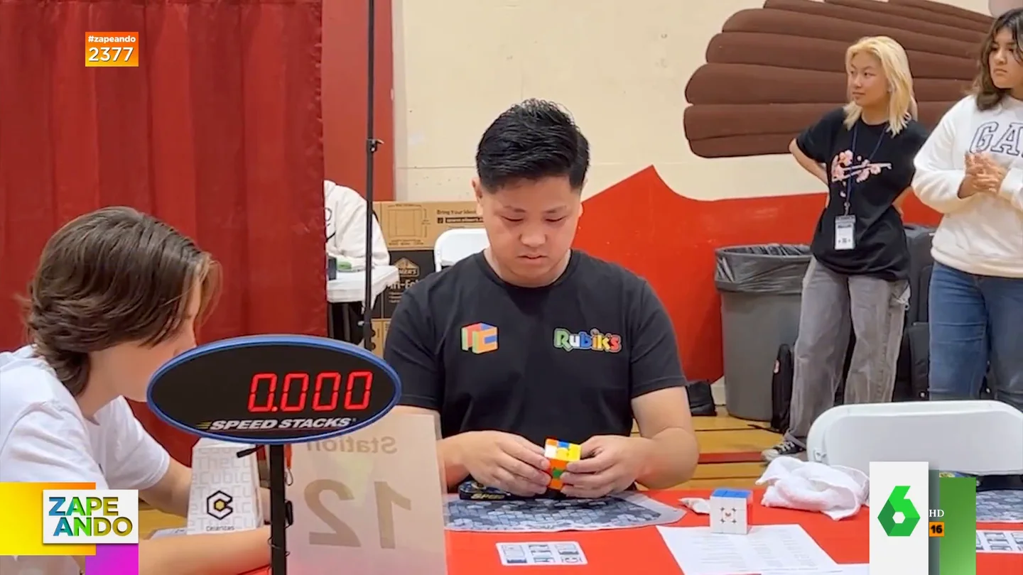 El impresionante momento en el que un chico bate el récord mundial del cubo de Rubik El impresionante momento en el que un chico bate el récord mundial del cubo de Rubik
