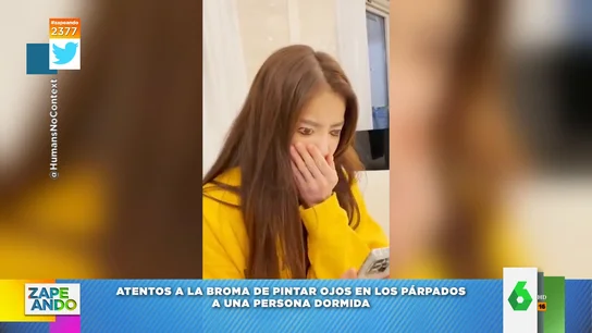 "Si sale bien, es muy divertida": la broma viral a una chica a la que le pintan los párpados mientras duerme "Si sale bien, es muy divertida": la broma viral a una chica a la que le pintan los párpados mientras duerme