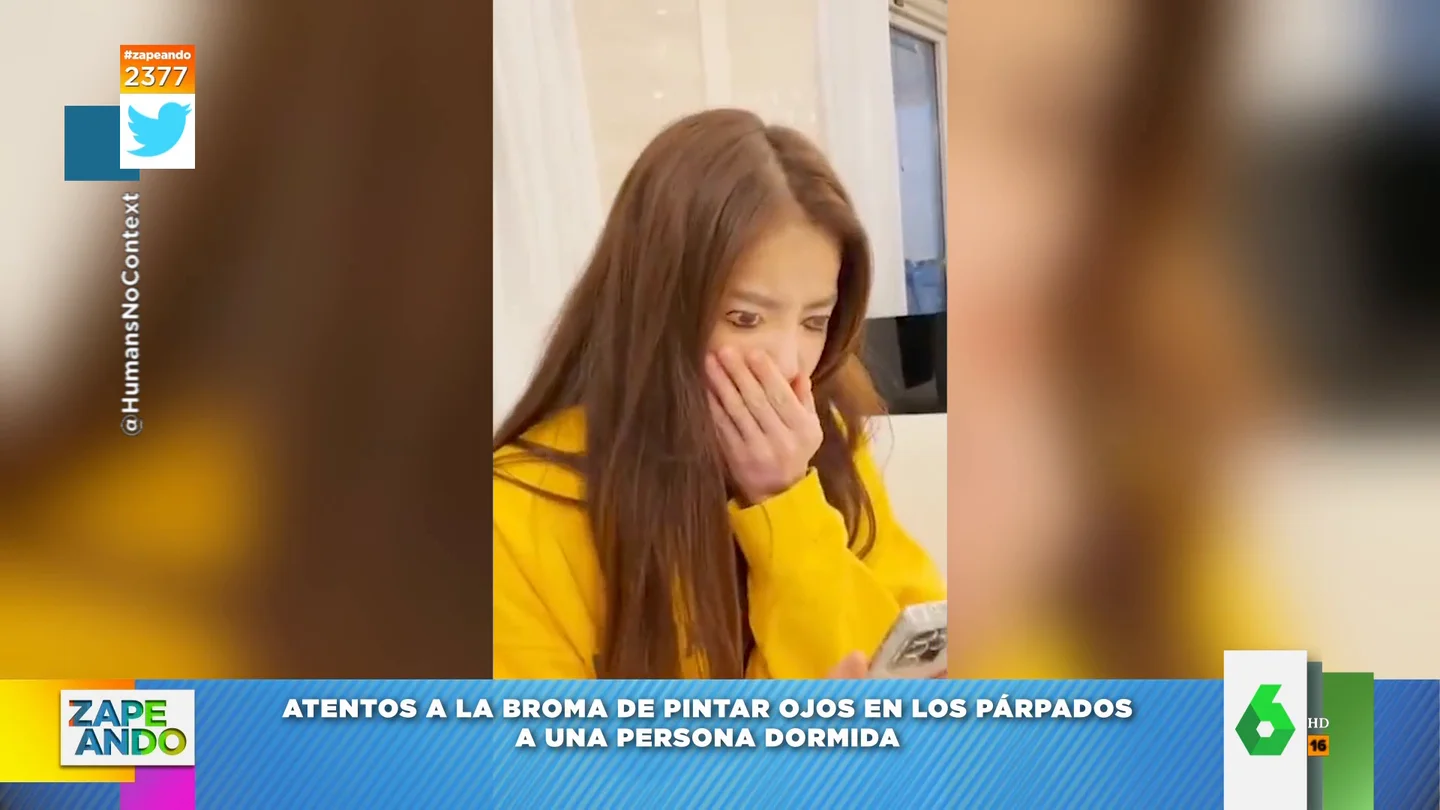 "Si sale bien, es muy divertida": la broma viral a una chica a la que le pintan los párpados mientras duerme "Si sale bien, es muy divertida": la broma viral a una chica a la que le pintan los párpados mientras duerme