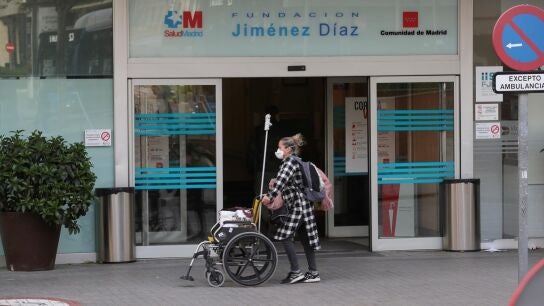 Imagen de archivo de una persona en la puerta de un centro de salud