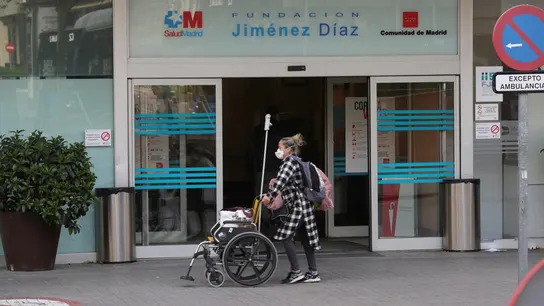 Imagen de archivo de una persona en la puerta de un centro de salud Imagen de archivo de una persona en la puerta de un centro de salud