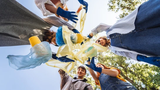 Recicla para ser más feliz en este Yellow Day: los beneficios emocionales de cuidar del medio ambiente Recicla para ser más feliz en este Yellow Day: los beneficios emocionales de cuidar del medio ambiente